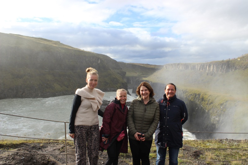 Billedtekst: Nydelig natur: f.v Lena (Danmark), Jenni (Finland), Margrete og Karianne (Ønskebarn/Norge) poserer foran den mektige Gullfossen
